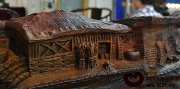 現(xiàn)場展出的蘆山根雕精品