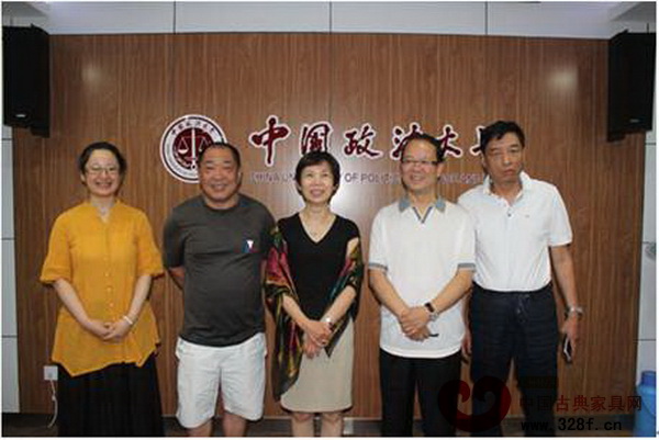 楊波(右二)課后與校方人員合影