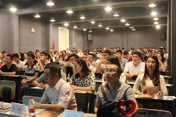 四川國際標(biāo)榜學(xué)院學(xué)子們在認(rèn)真聽課