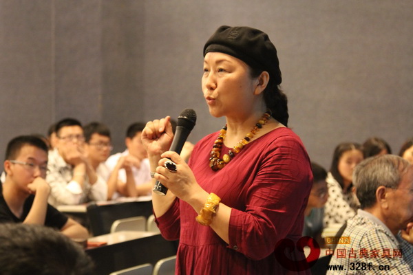 劉曉紅女士在演講