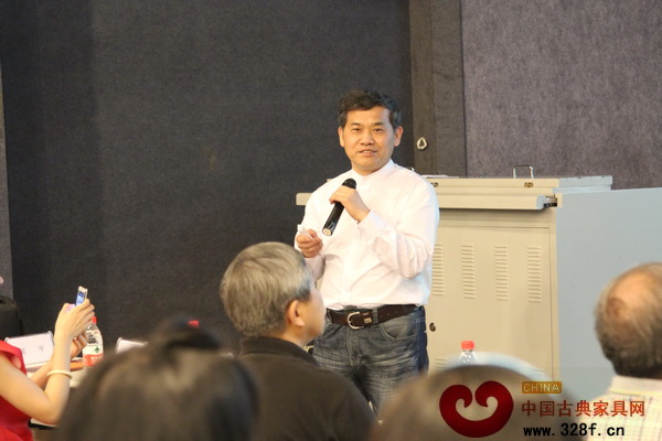 王周老師在做主題演講