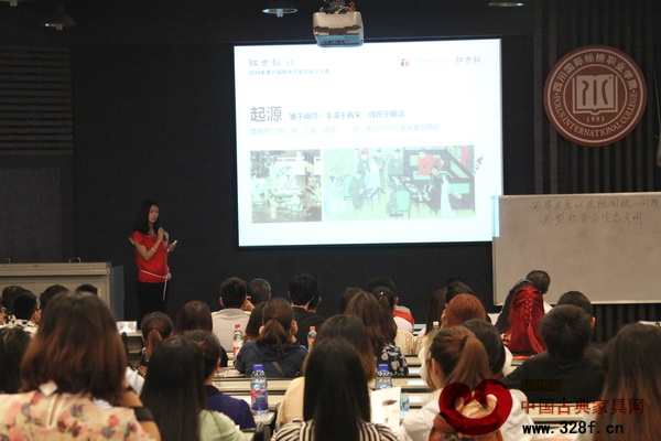 楊晶在向?qū)W生們講解紅木家具發(fā)展史