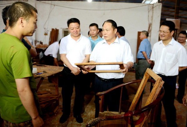 崇左市委書(shū)記、市人大常委會(huì)主任黃克深入紅木加工企業(yè)了解情況