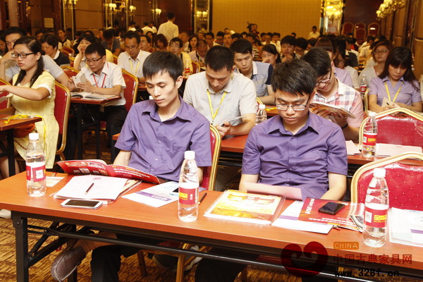 第二屆紅木家具企業(yè)微信營銷應用培訓會中山站現(xiàn)場學員認真閱讀資料