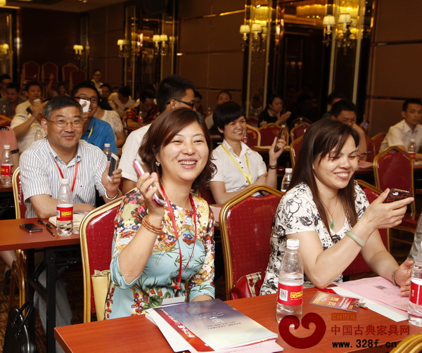 第二屆紅木家具企業(yè)微信營(yíng)銷應(yīng)用培訓(xùn)會(huì)（中山站）與會(huì)嘉賓積極參與互動(dòng)游戲