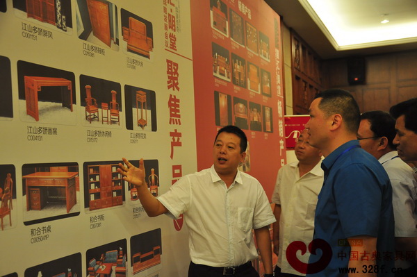 總經(jīng)理張向榮向經(jīng)銷商介紹明堂紅木的產(chǎn)品