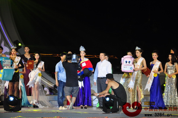 張向榮為2014世界旅游小姐中國直選賽區(qū)年度冠軍頒獎