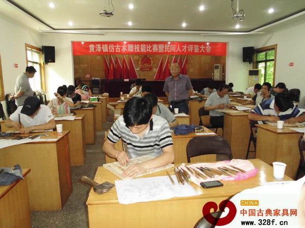 比賽現(xiàn)場參賽者在認真雕刻