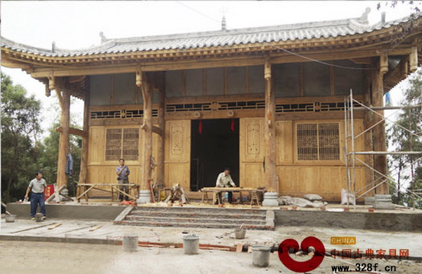 修復(fù)現(xiàn)場(chǎng)兩兄弟忙碌著