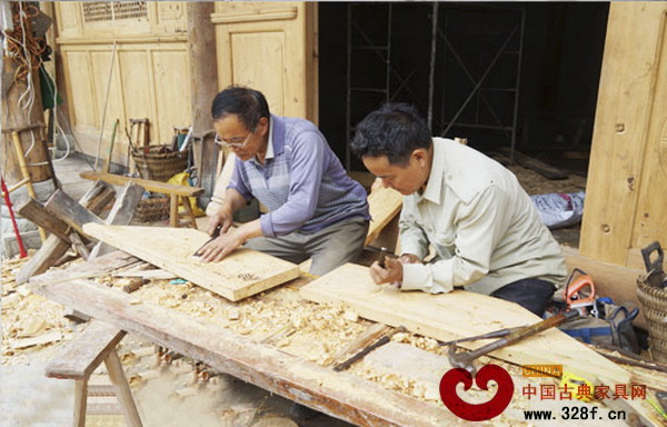 李加浩李加虎兄弟倆在認(rèn)真工作