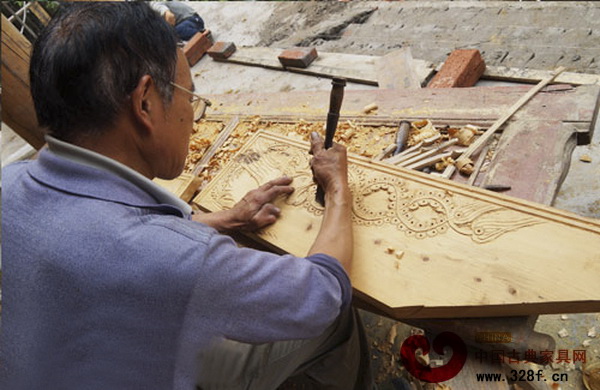 李加浩在小心翼翼的雕刻著鳳凰花紋