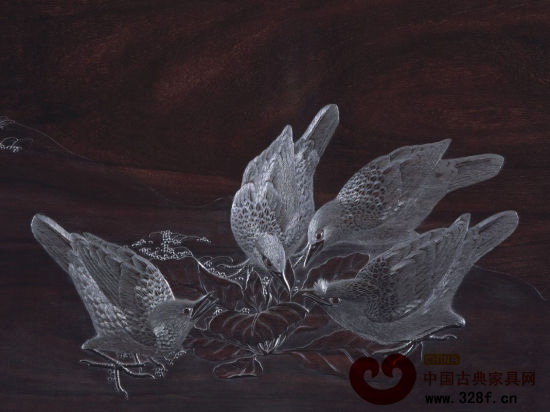 永琦紫檀雕刻作品《五鳥啄食圖》局部