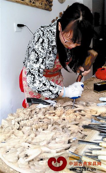 木雕藝人在雕刻