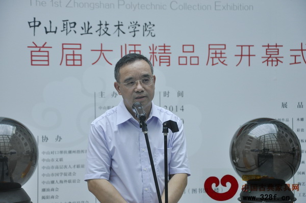 中山市人大常委會(huì)副主任、中山職業(yè)技術(shù)學(xué)院院長(zhǎng)吳建新首先致辭