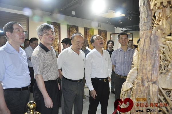 丘樹宏一行參觀了精品展,并對(duì)這些精品表示了高度的贊揚(yáng)