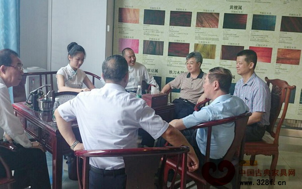 丘樹宏一行到訪中山市紅木古典家具學(xué)會(huì)辦公處,與理事長(zhǎng)蕭社和交流了中山紅木家具產(chǎn)業(yè)的看法