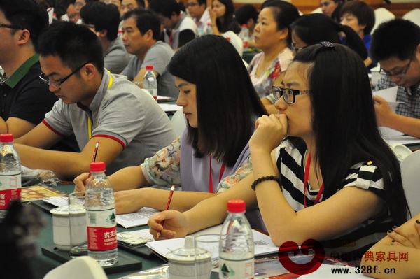 參會(huì)代表認(rèn)真聽(tīng)講