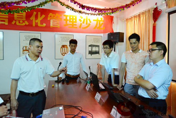 廣東省江門(mén)市新會(huì)區(qū)古典家具行業(yè)協(xié)會(huì)常務(wù)副會(huì)長(zhǎng)李澤添與企業(yè)代表探討信息化管理技術(shù)