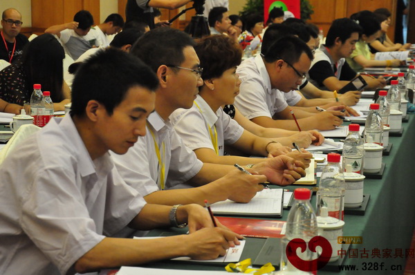 培訓會現(xiàn)場大家專心學習,認真做著筆記