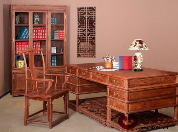 辦公臺(森木紅木供圖)