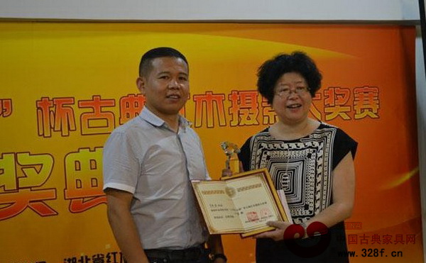 組委會(huì)為攝影大賽獲獎(jiǎng)?wù)哳C獎(jiǎng)