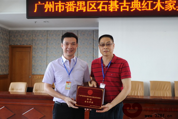 永華家具副總經(jīng)理邱志坤(左)作為企業(yè)代表接受會長單位授牌