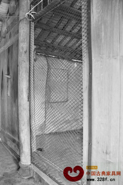 黃花梨被盜,墻上只剩防盜網(wǎng)