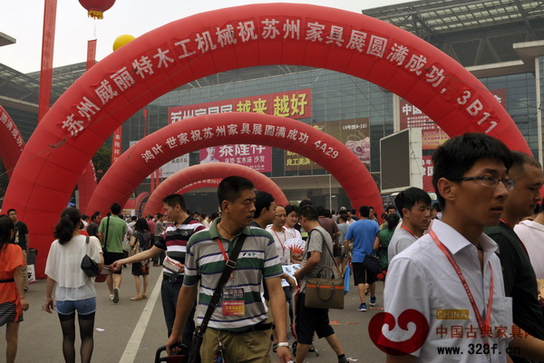 第五屆蘇州家具展覽會(huì)現(xiàn)場人潮涌動(dòng)