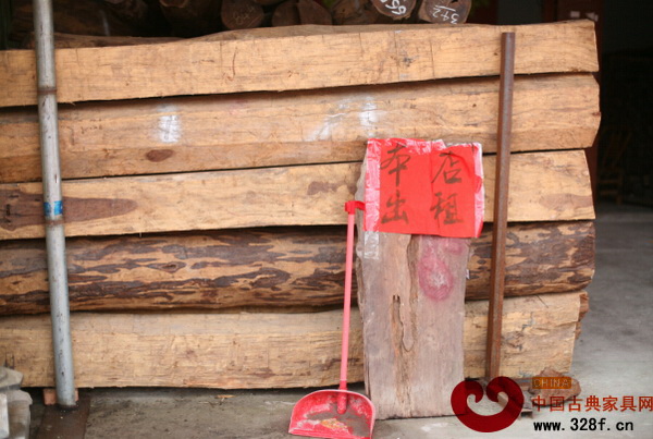 一家木材店門口貼著紅字“本店出租”