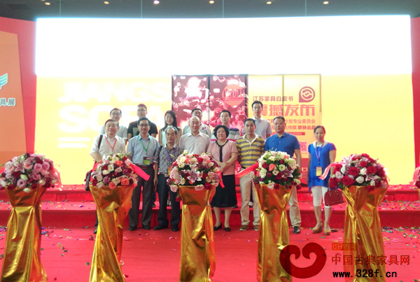 《江蘇軟體白皮書》啟動儀式現(xiàn)場嘉賓合影留念