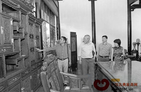 紅木家具因保值增值深受消費(fèi)者喜愛