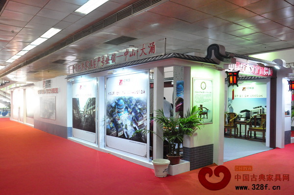 中山大涌為本屆品鑒會(huì)帶來很多工藝精湛的紅木家具