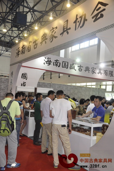 海南古典家具展廳吸引眾多參觀者