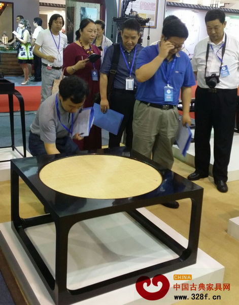 “金斧獎(jiǎng)”專(zhuān)家評(píng)委仔細(xì)觀摩大清翰林作品《竹林七賢》