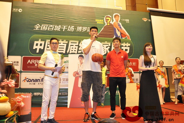 CBA球星張凱（左二）的到來讓觀眾們掀起了一番熱潮