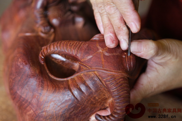 傳統(tǒng)紅木家具中的一些復(fù)雜的雕刻必須采用手工雕刻才能保證作品的靈性,這是機械化雕刻所無法實現(xiàn)的