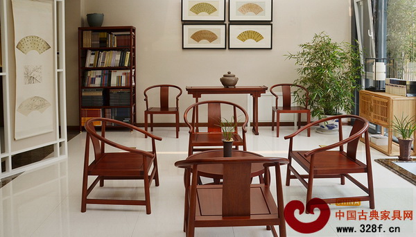 曲美《如是 中國家》系列經(jīng)過改良后的以圈椅為原型的中式家具