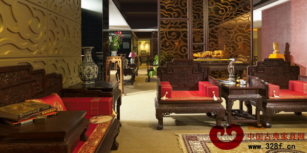 產(chǎn)品如果以清代家具為主,奢華深厚的設計風格更適合(區(qū)氏臻品供圖) 產(chǎn)品如果以清代家具為主,奢華深厚的設計風格更適合(區(qū)氏臻品供圖)
