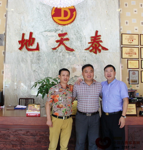 許貴祿與湖南省文化廳有關(guān)負(fù)責(zé)人合照