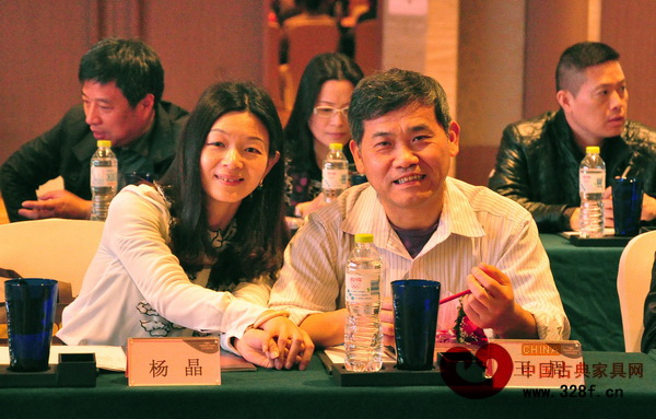 2014中國(guó)新中式文化研究院年會(huì)上,楊晶與資深媒體人王周合影