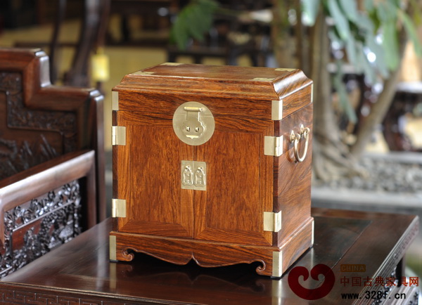 區(qū)氏臻品——紅木官皮箱