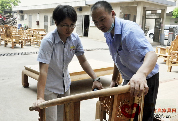 潘革對(duì)紅木家具的每個(gè)細(xì)節(jié)要求做精