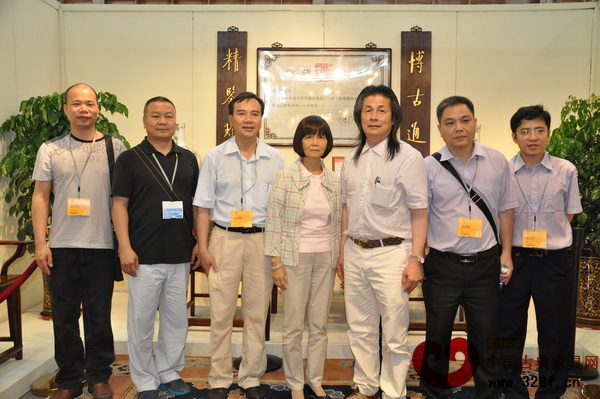 伍炳亮與紅木收藏家、愛好者合影