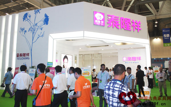 人流如織的展廳