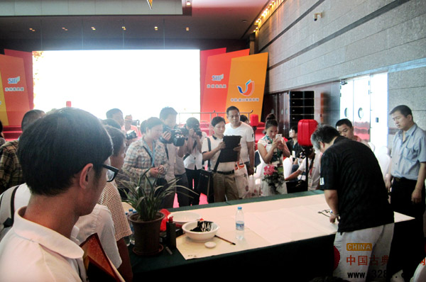 《中國式優(yōu)雅生活》活動現(xiàn)場書法表演