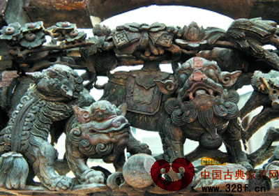 梁柱下的靈獅雕像，雖然有些受損，但依然栩栩如生