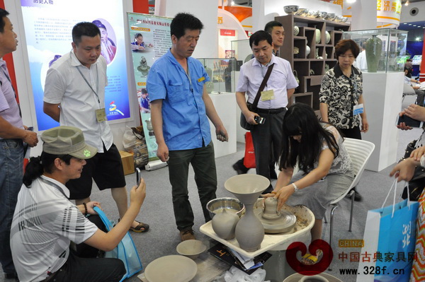 深圳文博會上,參觀者親自體驗(yàn)窯器的制作