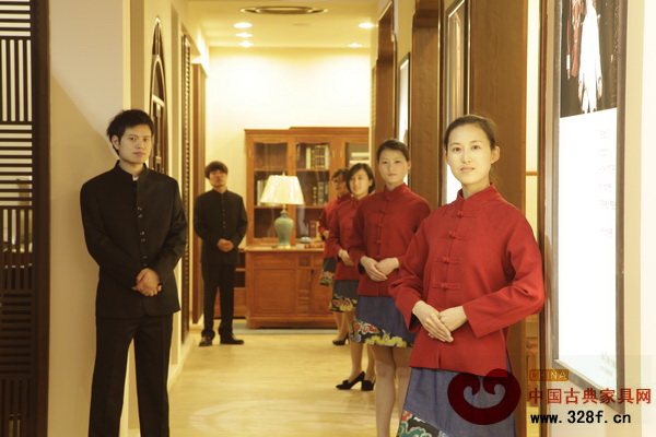 2013年3月,龔燕艷在東莞名家具展上帶領(lǐng)團(tuán)隊(duì)華麗亮相