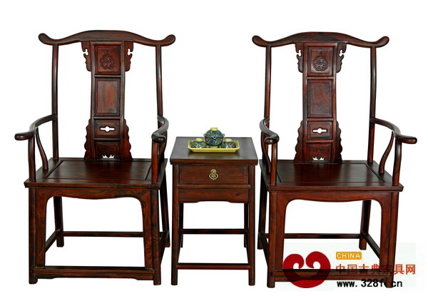 四出頭官帽椅中線條流暢的弓形搭腦,簡潔而富有變化(中信紅木供圖)