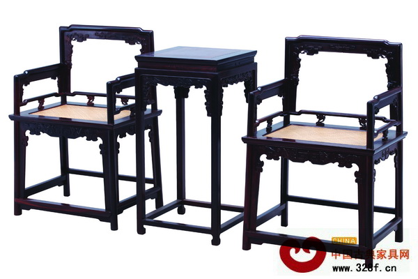 玫瑰椅的搭腦部分呈羅鍋棖形(魯班木藝)